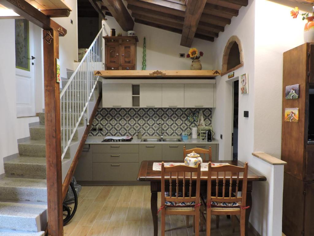 拉迪科法尼La Casa di Olga的一间带桌子和楼梯的厨房