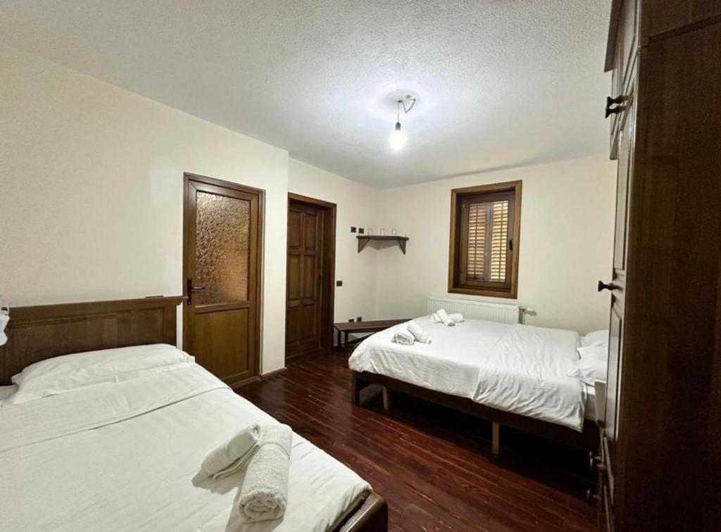 瓦勒博内Residence: Quku i Valbones的酒店客房设有两张床和窗户。