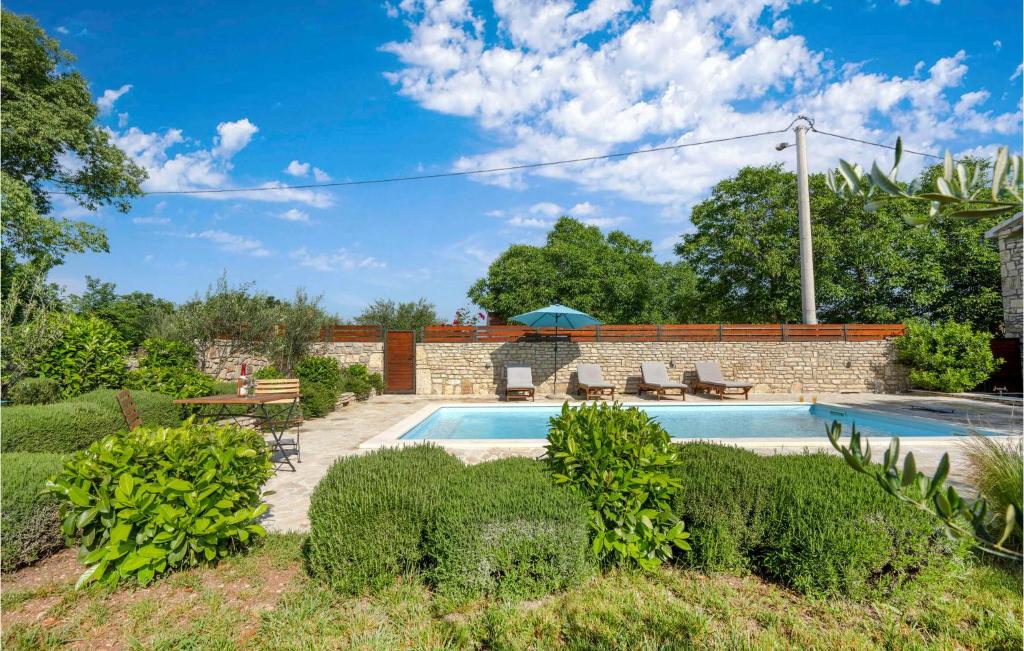 MratovoBeautiful Home In Mratovo With Kitchen的后院设有游泳池和砖墙