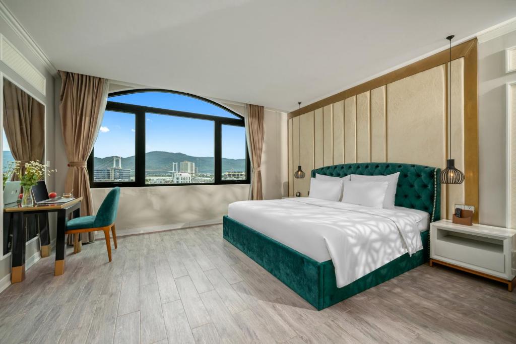 岘港Lupin Boutique Hotel Danang的酒店客房设有一张床和一个大窗户