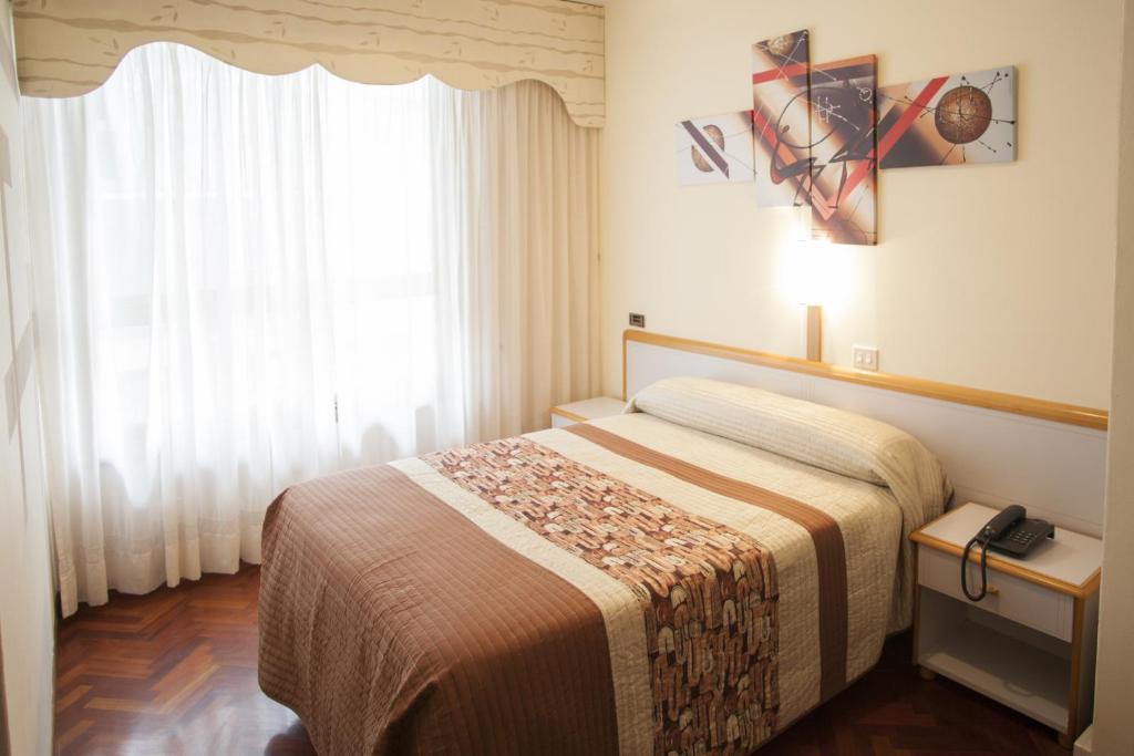 拉科鲁尼亚水晶1号酒店的酒店客房设有床和窗户。