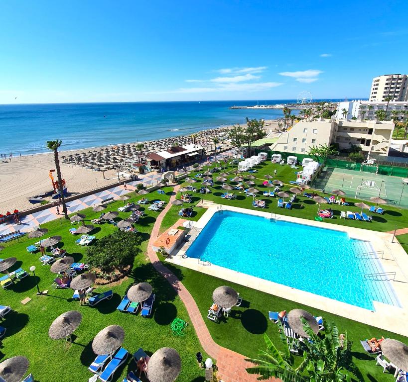 多列毛利诺斯拉巴拉库达酒店的享有度假胜地的空中景致,设有游泳池和海滩