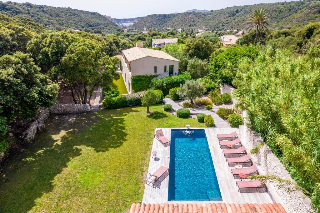 博尼法乔Villa du Couvent Version Maquis的后院的空中景观,设有游泳池