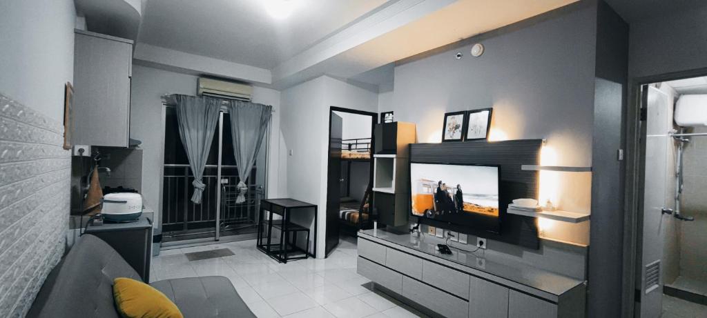 雅加达Spacious & Cozy 27FL - 2BR Apartment West Jakarta的客厅配有梳妆台上的平面电视