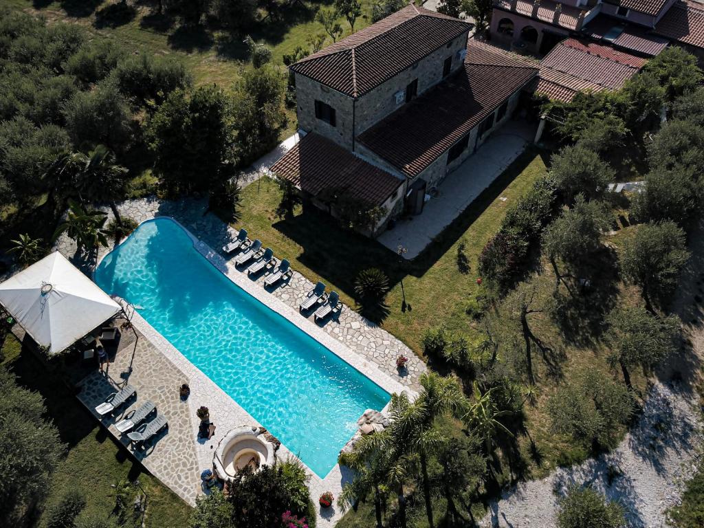 卡萨尔韦利诺伊尔波佐农家乐的房屋前游泳池的顶部景色