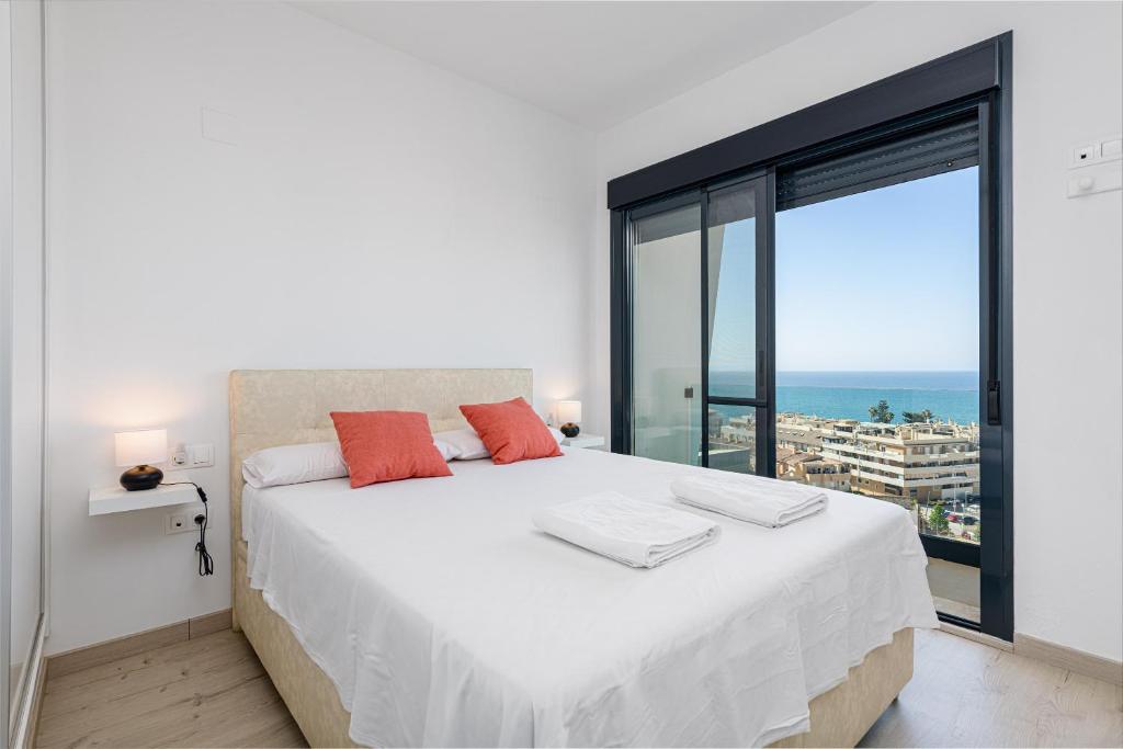 托雷德本纳贾尔邦WintowinRentals New and Sea View的卧室设有一张大白色的床和大窗户