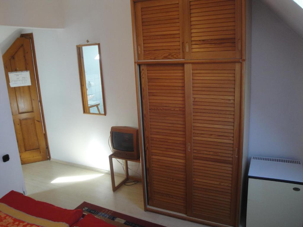 索普隆Guest house Ringhofer Vendégház的客房设有木制衣柜和镜子