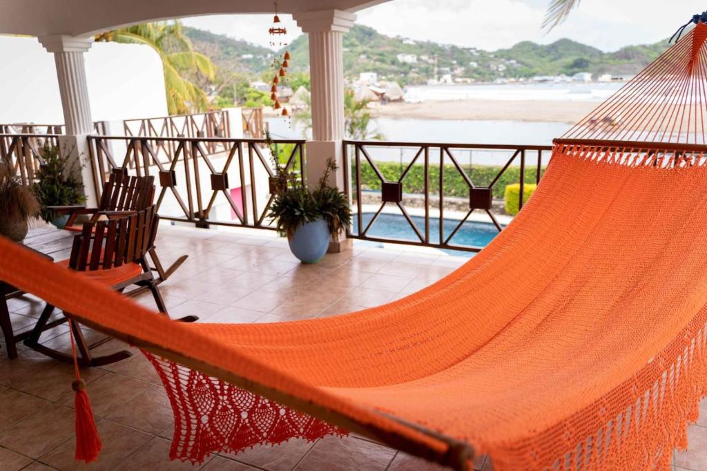 南圣胡安HC丽日酒店的海滩景门廊上的橙色吊床