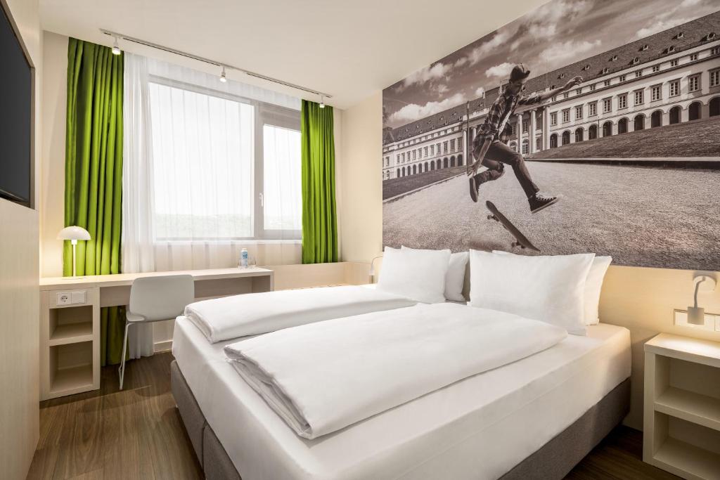 科布伦茨Super 8 by Wyndham Koblenz的酒店客房,配有一张床和一幅跳跃者的照片