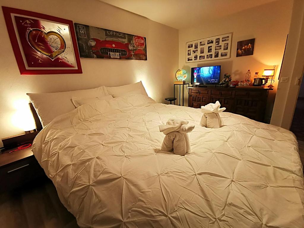 Bed and Breakfast Lek & Jo的一张白色的床,上面有两只泰迪熊