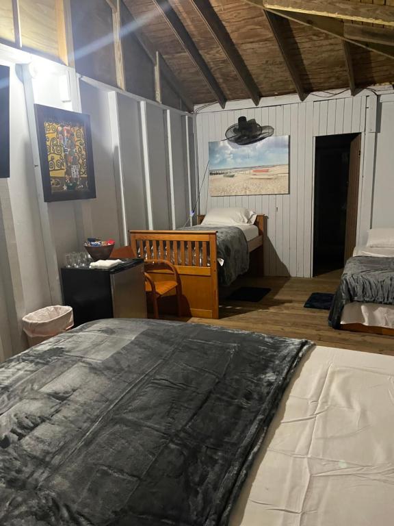 法哈多Sunrise Cottage的一间卧室,配有两张床