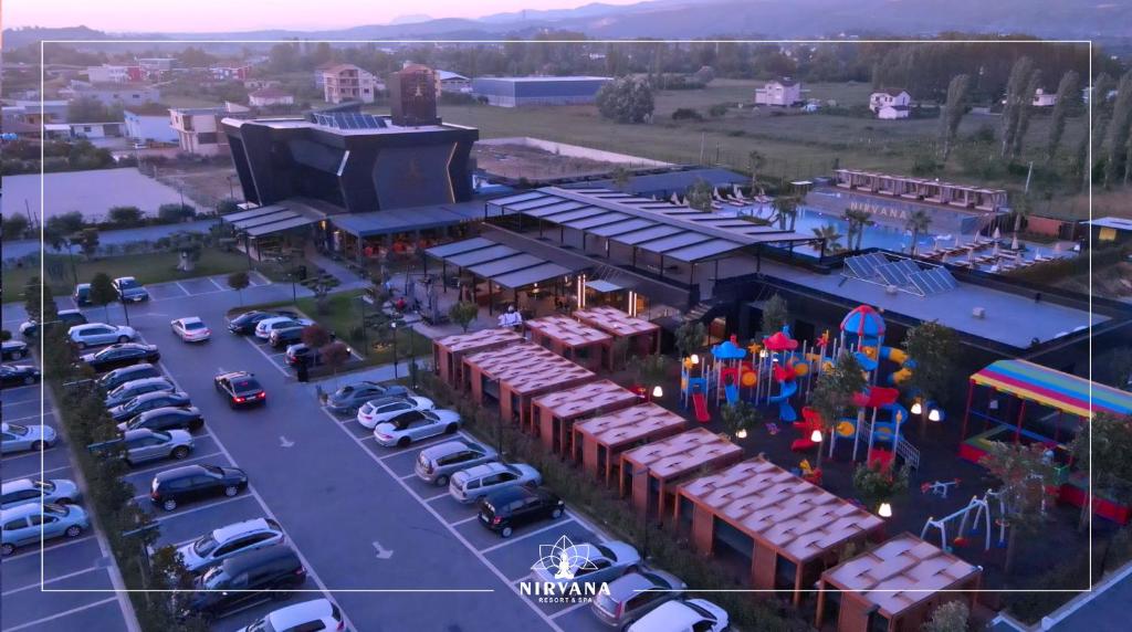 Fushë-KrujëNirvana Resort & Spa的停车场和大楼的顶部景色