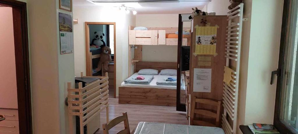 佐尔尼耶戈迪Apartma Anja的小房间设有两张双层床和一张桌子