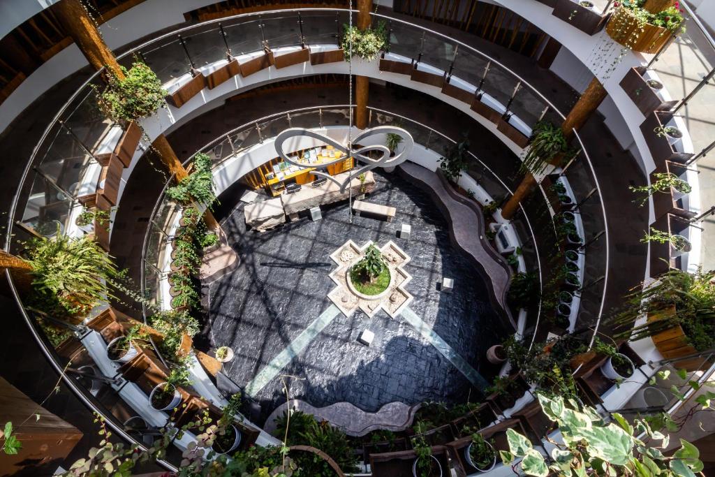 乌鲁班巴Life Hotel Valle Sagrado的植物螺旋楼梯的上方景色