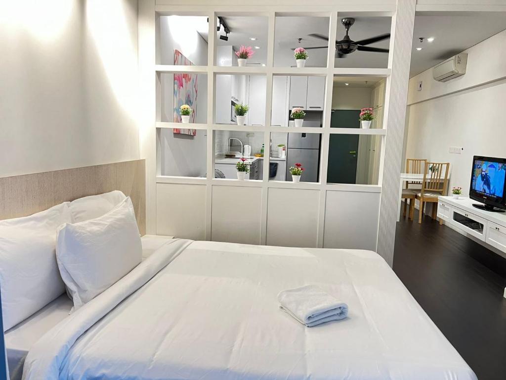 吉隆坡Summer suites near klcc的卧室配有一张白色大床和电视。