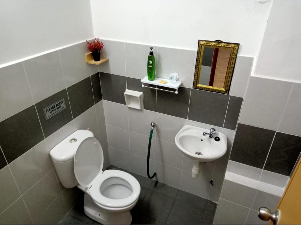 瓜拉丁加奴Homestay Camelia Kuala Terengganu Houses 3 Room 2 Bathroom - Near Batu Buruk Beach , Drawbridge, Pasar Payang, KTCC Mall & Hospital HSNZ的一间带卫生间和水槽的浴室