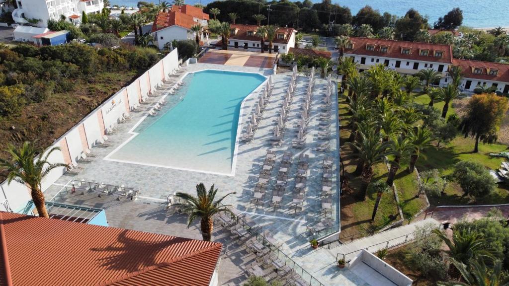 欧拉努波利斯Aristoteles Holiday Hotel And Spa的享有带椅子和棕榈树的游泳池的顶部景致