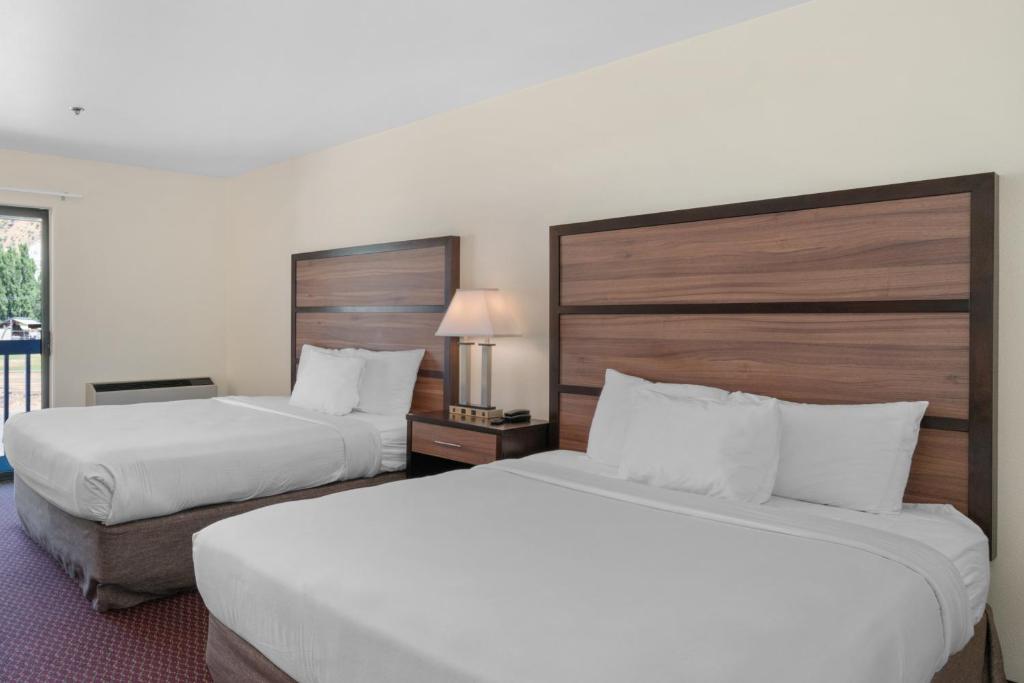 莱文沃思楔形山旅馆的酒店客房设有两张床和一个阳台。