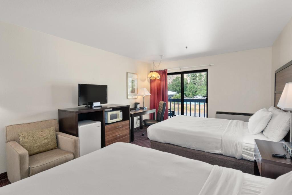 莱文沃思楔形山旅馆的酒店客房,配有两张床和椅子