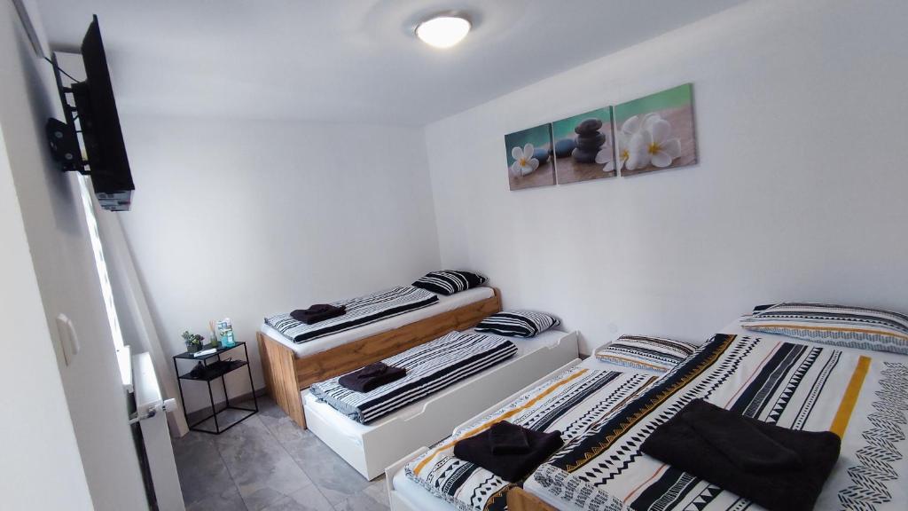 Sankt PeterApartment MILA的小型客房配有两张床,设有2张床。