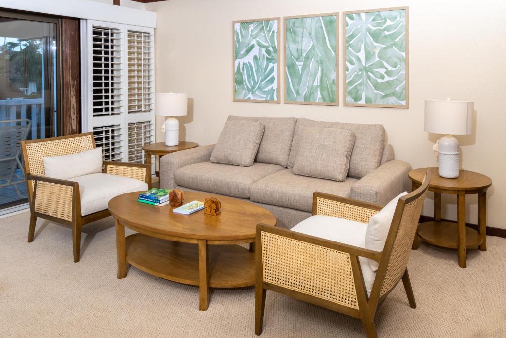 科洛阿Luxury condo in Poipu的客厅配有沙发、椅子和桌子