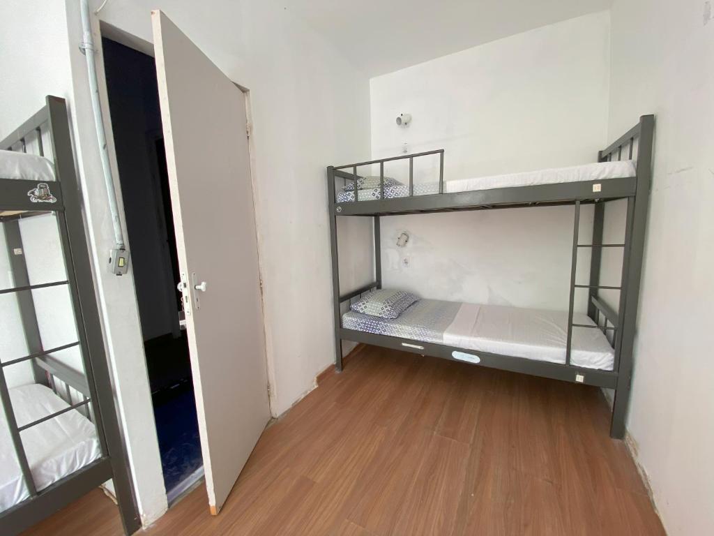 里约热内卢Aurora Hostel Rio的一间有两张双层床和走廊的房间