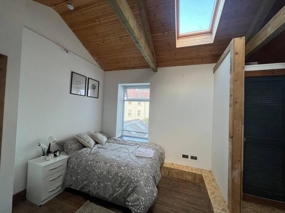 布里斯托1 bedroom flat Bristol centre的一间卧室设有一张床和一个窗口