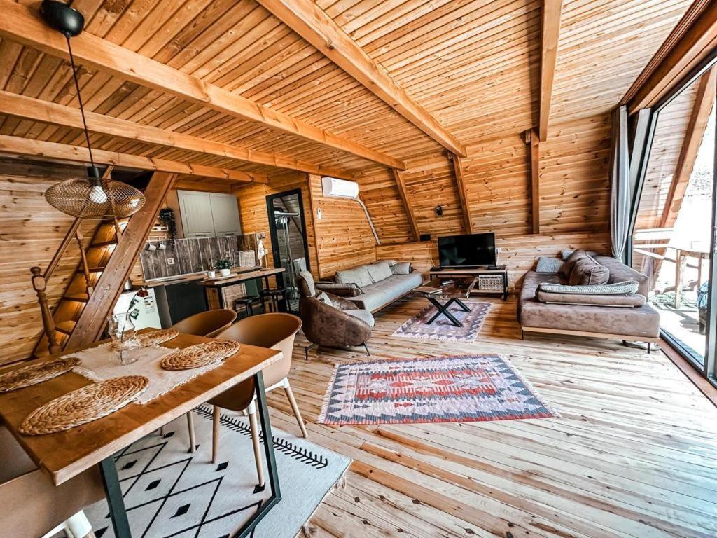 萨卡里亚MERCE BUNGALOV的大型客厅设有木制天花板