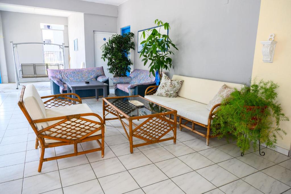 帕拉利亚卡泰里尼斯Sunrise1的客厅配有椅子和茶几