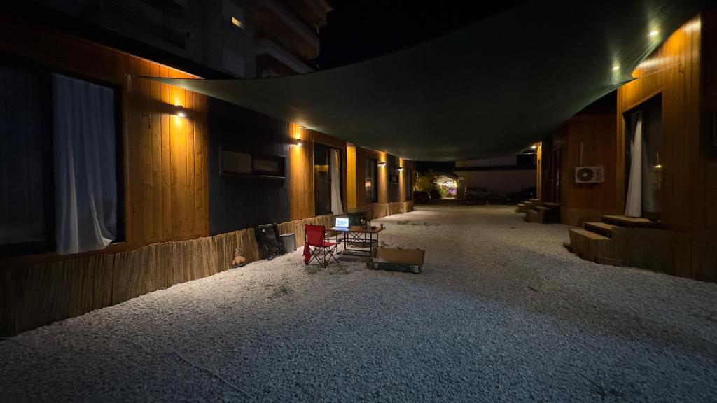 阿拉尼亚Tiny House Sitesi的夜间建筑物空的走廊