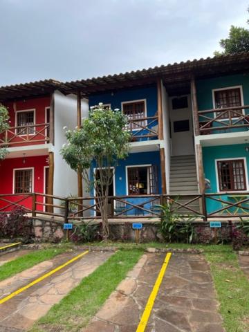伦索伊斯Apartamento em Lençóis, Cond. Vivendas do Serrano 105的蓝白色的建筑,前面有一棵树