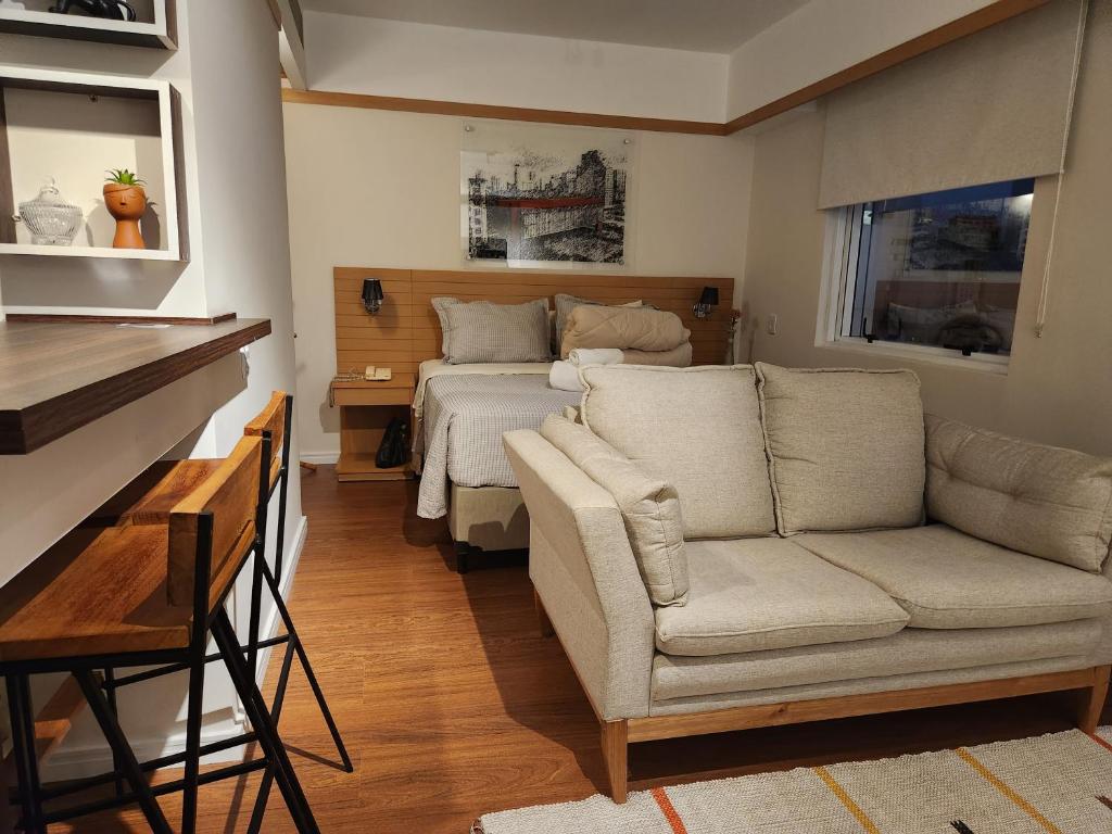 圣保罗La Bella Cintra, 672的客厅配有沙发和1张床