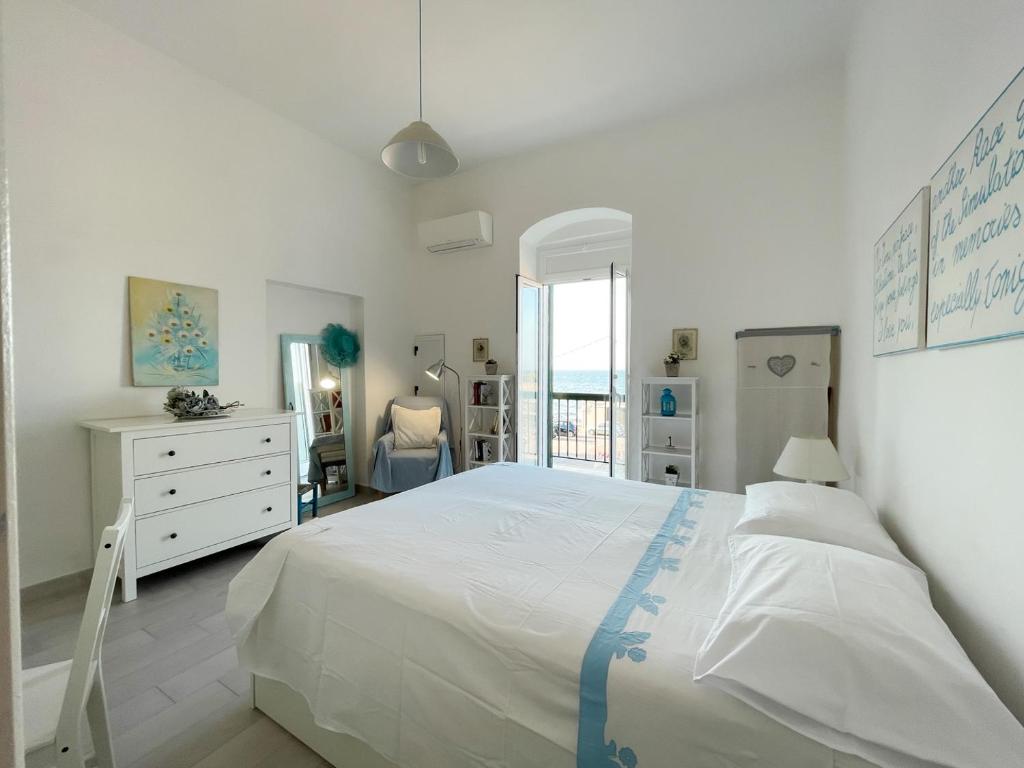 维拉诺瓦GM Sea Home的白色的卧室设有一张大床和一个窗户