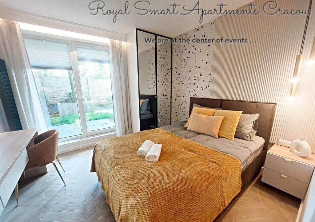 克拉科夫Royal Smart Apartments Cracow的一间卧室配有一张床,上面有两条毛巾