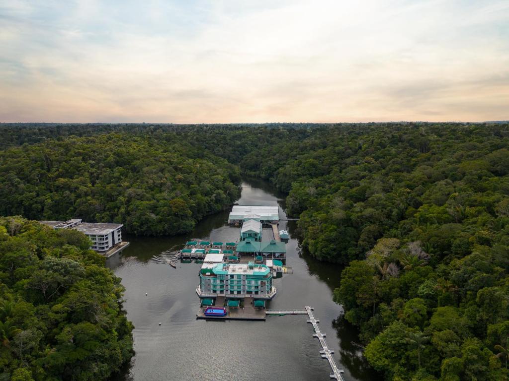 马瑙斯Uiara Amazon Resort的享有河流的空中景色,船上有船只