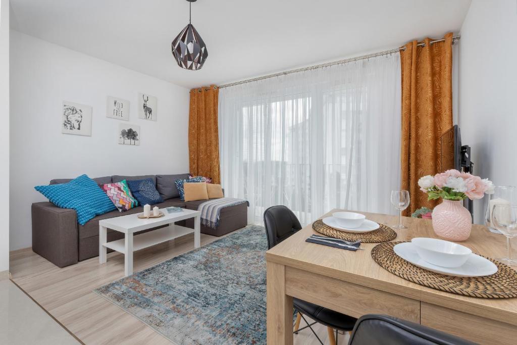 格但斯克Apartment Przytulna Kiełpinek by Renters的客厅配有沙发和桌子