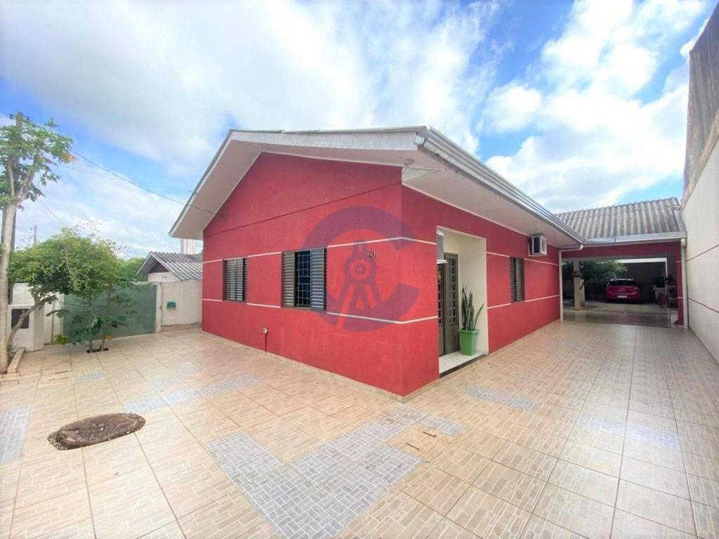 伊瓜苏Quarto aconchegante na terra das cataratas的红色的房子,有红色的墙