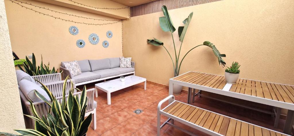 科蒂略Casa Cotillo 13 next to Los Lagos Beach Highspeed Wifi的带沙发、桌子和植物的客厅