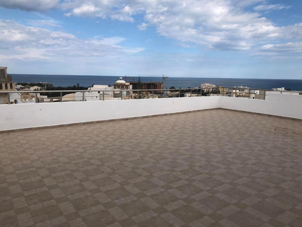 Chott Meriemgrand S+1 avec vaste terrasse panoramique的从建筑屋顶上可欣赏到海景