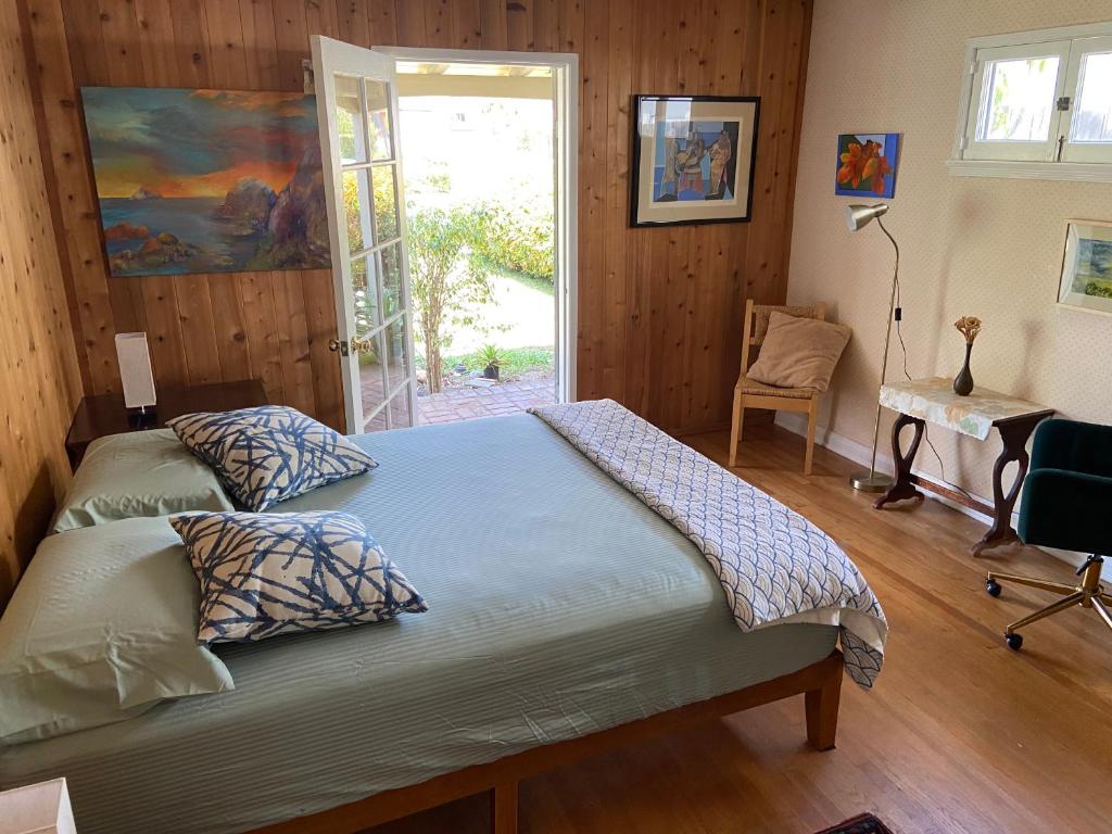 洛杉矶Pacific Palisades Private Entrance Guest Room的一间卧室配有一张床、一张书桌和一个窗户。