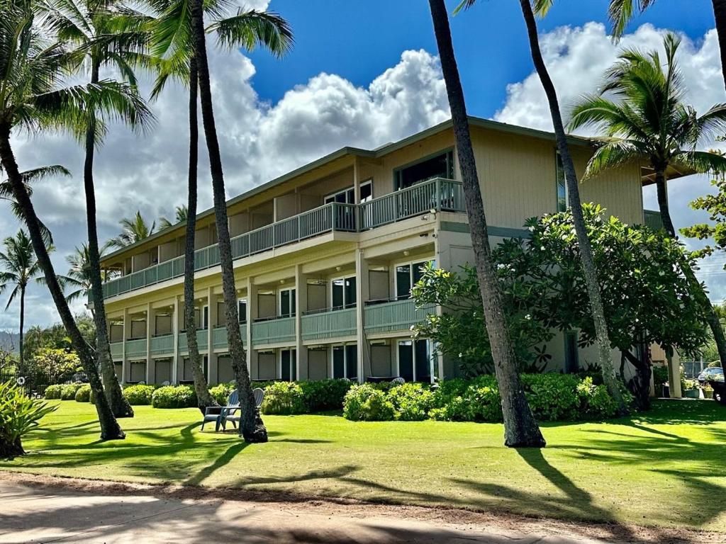 卡帕阿珊瑚礁酒店的一座棕榈树环绕的大建筑