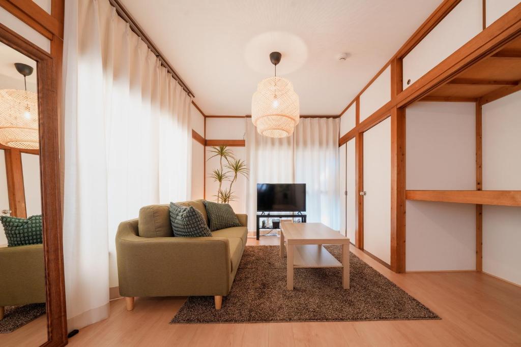东京R-house 4th的客厅配有沙发和桌子