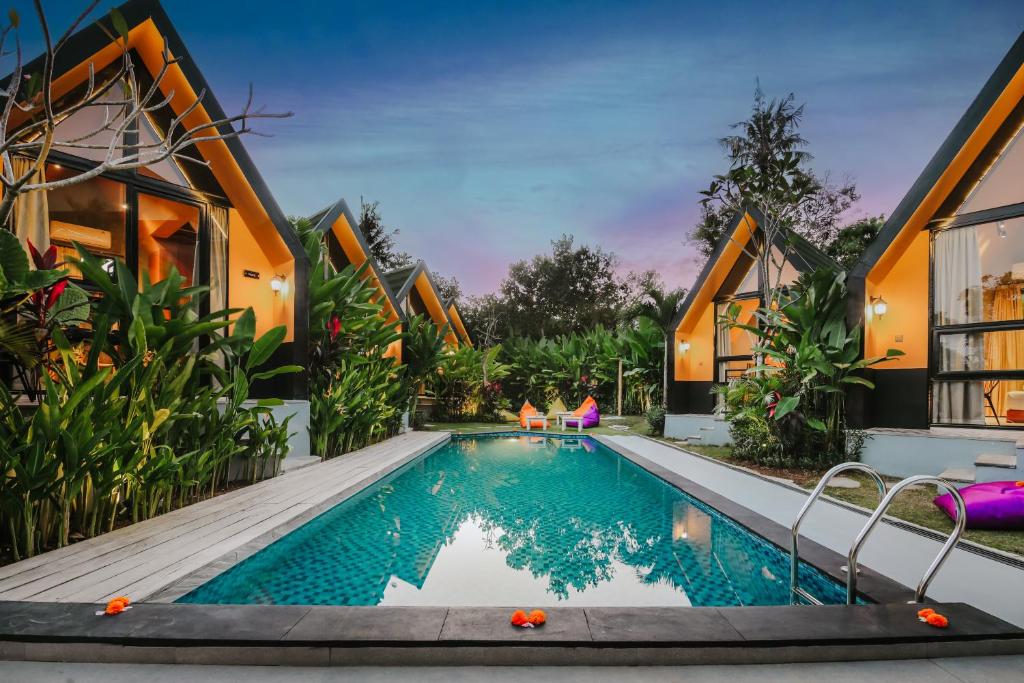 坎古Le Cielo Resort Umalas by Maviba的房屋前游泳池的图像