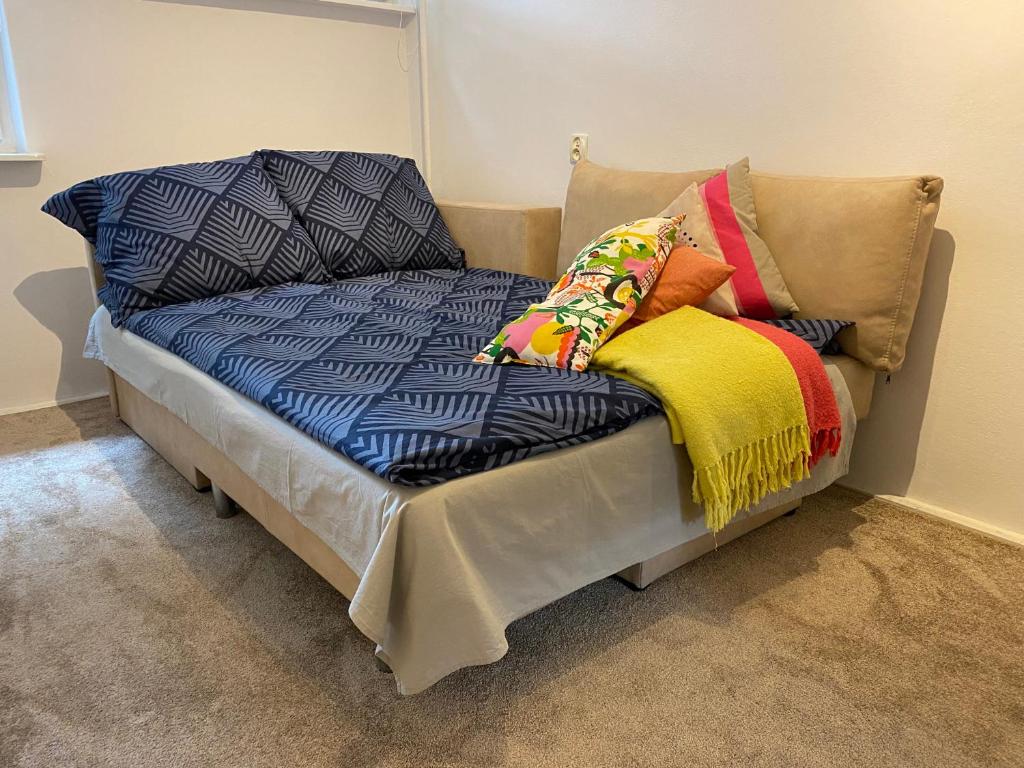 科宁Broniewskiego Centrum Konin的一张床上有色彩缤纷的枕头