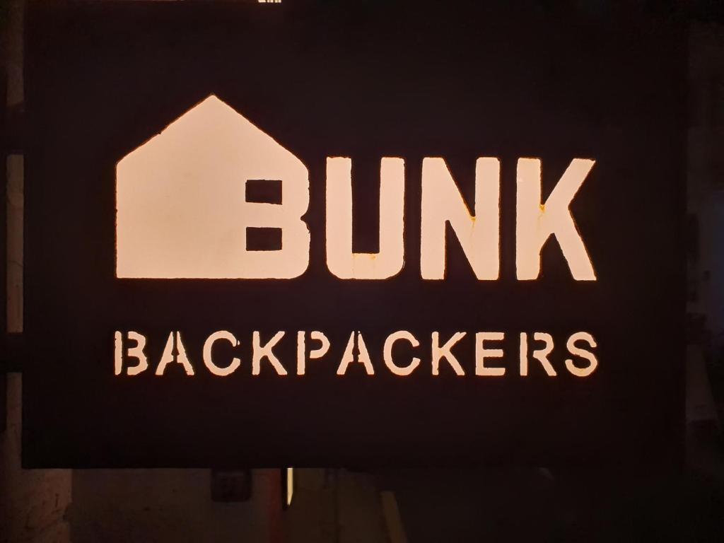 首尔Bunk Backpackers Guesthouse的建筑物的标志,字眼用烧损用具