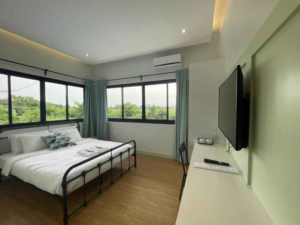 EchagueCasa Maria's Bed & Breakfast的一间卧室配有一张床和一张书桌及电视