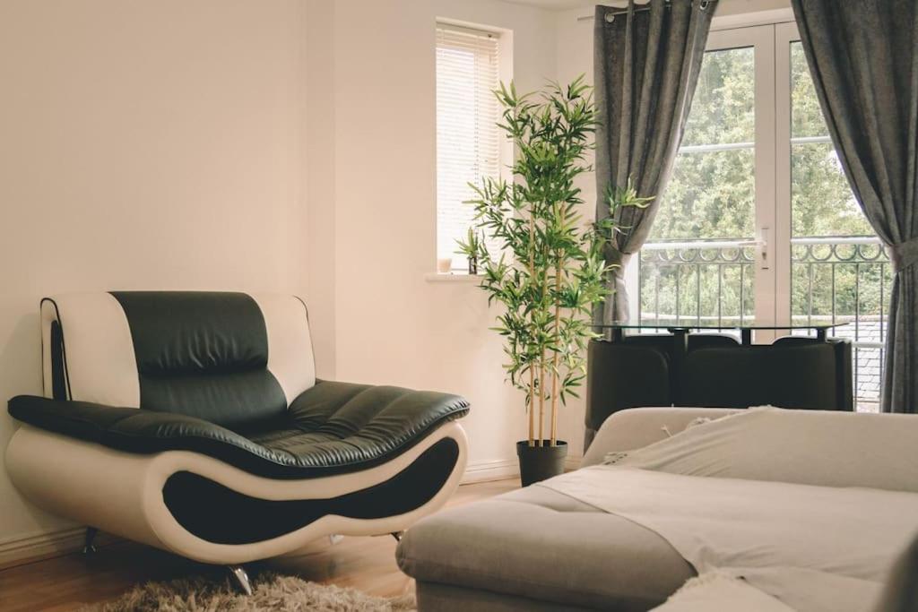 牛津Spacious 2 bedroom apartment in Central Oxford的客厅配有沙发和椅子