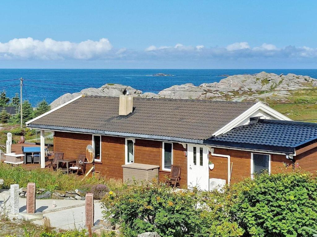 SkudeneshavnHoliday home skudeneshavn III的顶部设有太阳能电池板的房子