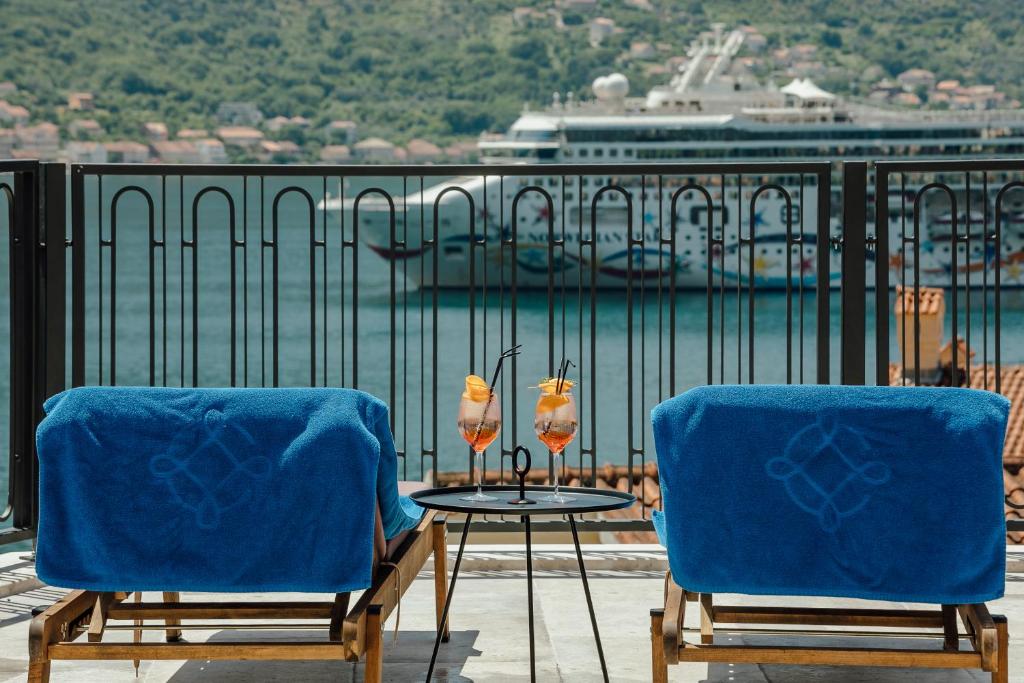 科托尔Boutique Hotel Casa del Mare - Vizura的游轮阳台上的两把椅子和一张桌子