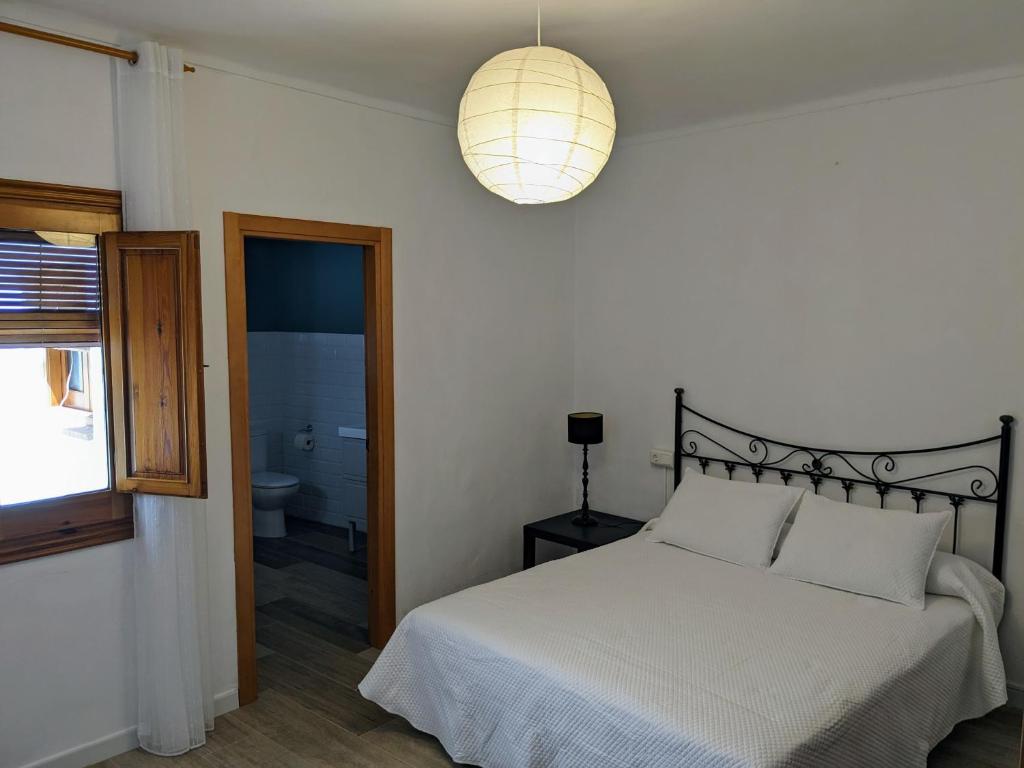 比亚尔Casa Malena - Biar的一间卧室配有一张床和吊灯